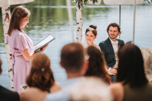 Freie Trauung mit Hochzeitsrednerin Nicola Verena vom Tegernsee aus Bayern | Strauß & Fliege