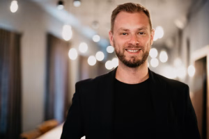 Johan-Jakob Wulf leitet die Agentur für freie Trauungen