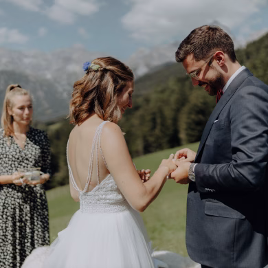 Traurednerin Marina Danner von Strauß & Fliege gestaltet traumhafte Hochzeiten