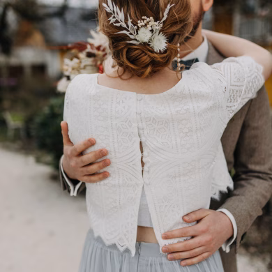 Boho Brautkleid aus Strick und in Farbe | Strauß & Fliege