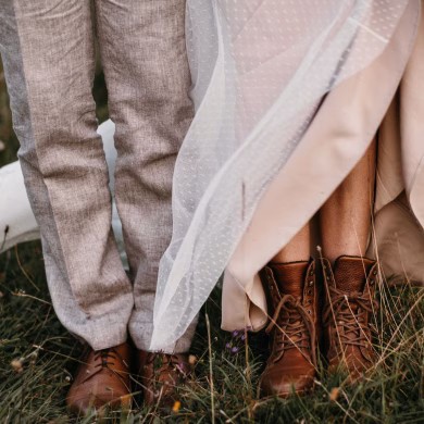Braut und Bräutigam tragen Wanderschuhe für die Elopement Hochzeit in den Bergen