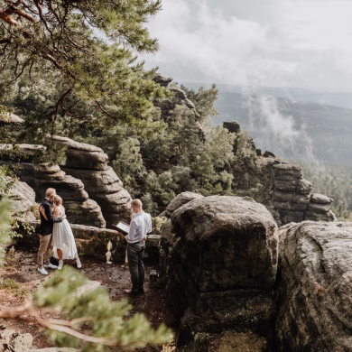 Elopement und Tiny Wedding im Elbsandsteingebirge | Trauredner Anton Pohle | Strauß & Fliege