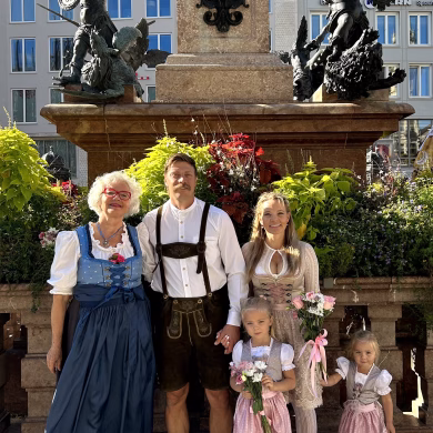 Bilinguale Freie Trauung auf dem Münchner Oktoberfest mit Trauredner Twyla | Strauß & Fliege