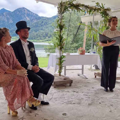 Freie Trauung Rednerin Nicola auf der Insel Schliersee | Strauß & Fliege
