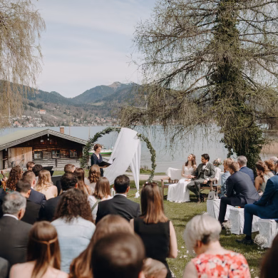 Bilinguale freie Trauung in Bad Wiessee am Tegernsee | Traurednerin Teresa Peters | Strauß & Fliege