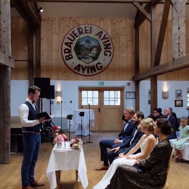 Freie Trauung in der Brauerei Aying | Freie TraurednerInnen | Strauß & Fliege