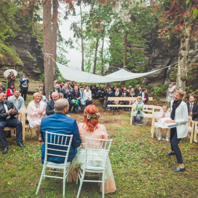Freie Trauung im Wald und im Regen | Harry Potter Hochzeit | Strauß & Fliege