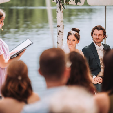 Freie Trauung mit Hochzeitsrednerin Nicola Verena vom Tegernsee aus Bayern | Strauß & Fliege