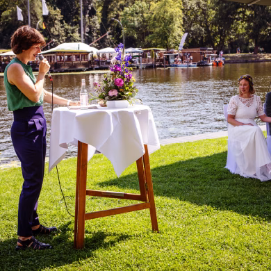 Freie Trauung mit Rednerin Katharina Göbel auf der Insel der Jugend in Berlin | Strauß & Fliege