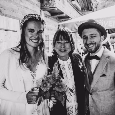 Strahlendes Hochzeitspaar mit Traurednerin Gaby Renner
