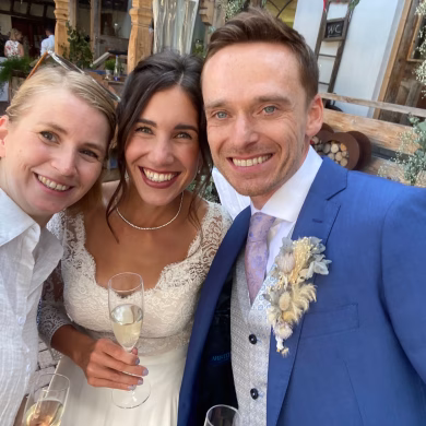 Bilinguale Freie Trauung mit Rednerin Ellen-Jane im Hotel Feuriger Tatzlwurm in Oberaudorf | Strauß & Fliege