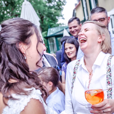 Freie Trauung mit Rednerin Ellen-Jane im Hotel Freisinger Hof | Strauß & Fliege