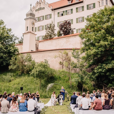 Freie Trauung mit Rednerin Marie auf Schloss Duttenstein | Strauß & Fliege