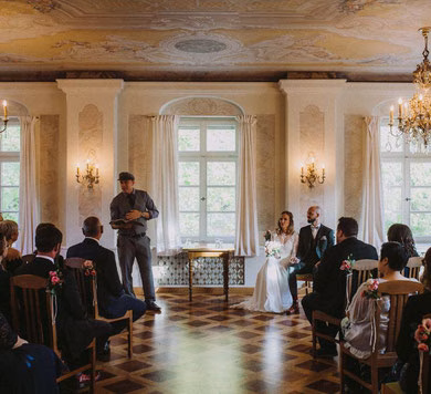 Freie Trauung im Schloss mit Hochzeitsredner von Strauß & Fliege