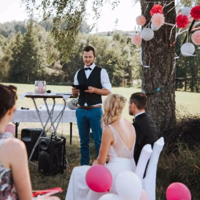 Freie Hochzeit unter freiem Himmel mit Hochzeitsrednerin von Strauß & Fliege