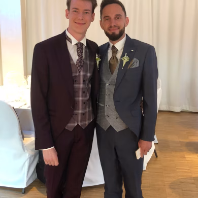Freie Trauung im Spreespeicher Berlin | Queer heiraten | Trauredner Tobias Wollschläger | Strauß & Fliege