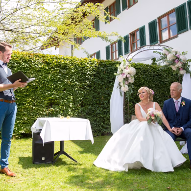 Freie Trauung im Garten | Trauredner Simon Zimmermann | Strauß & Fliege