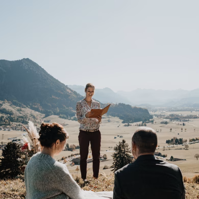 Elopement in den Alpen | Traurednerin Bettina Koch | Strauß & Fliege