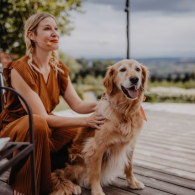 Freie Trauung im Garten der Geheimnisse in Stroheim | Traurednerin Carola Viktoria mit Hund | Strauß & Fliege