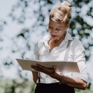 Traurednerin Carolin Wett | Hochzeitsrednerin Berlin | Strauß & Fliege