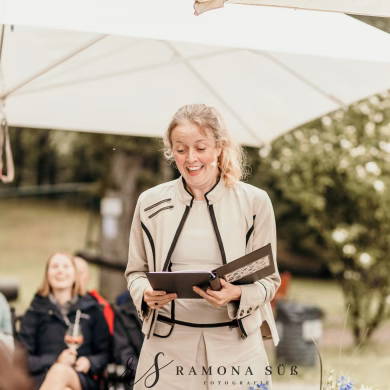 Hochzeitsrednerin Elna Lindgens bei einer freien Trauung im Freien