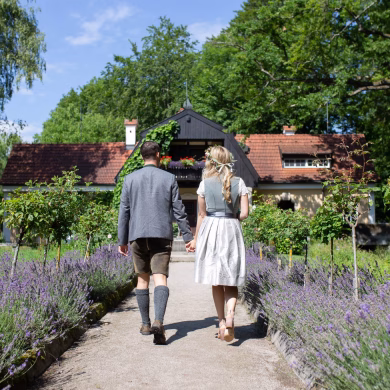 Freie Trauung mit Brautpaar in bayerischer Tracht