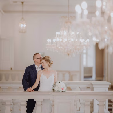 Brautpaar im eleganten Schloss mit Kronleuchtern