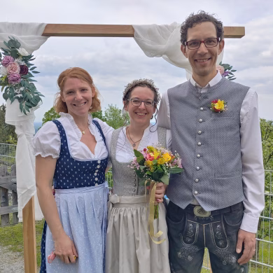 Freie Trauung im Chiemgau Bayern | Traurednerin Rebekka Seaman aus Berlin | Strauß Fliege