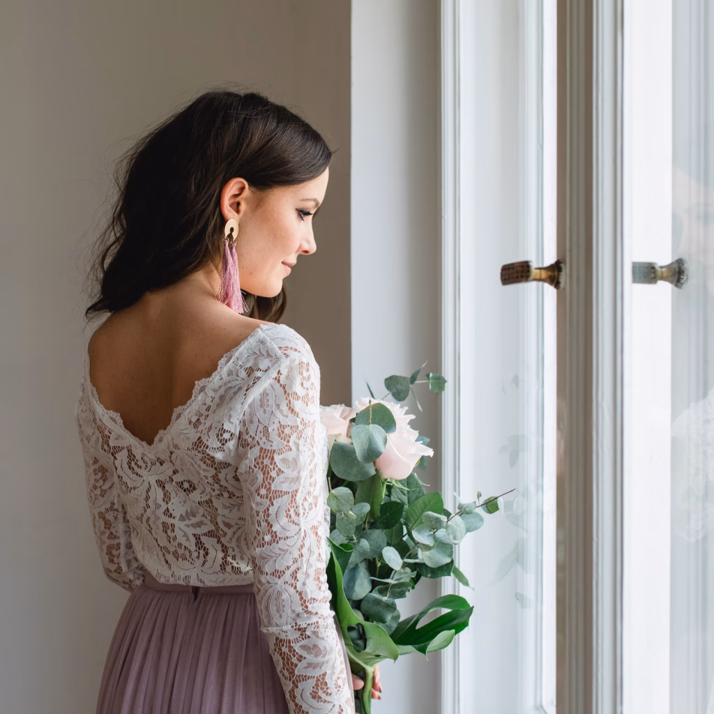 Online Hochzeitskleidershop andcompliments | Strauß & Fliege