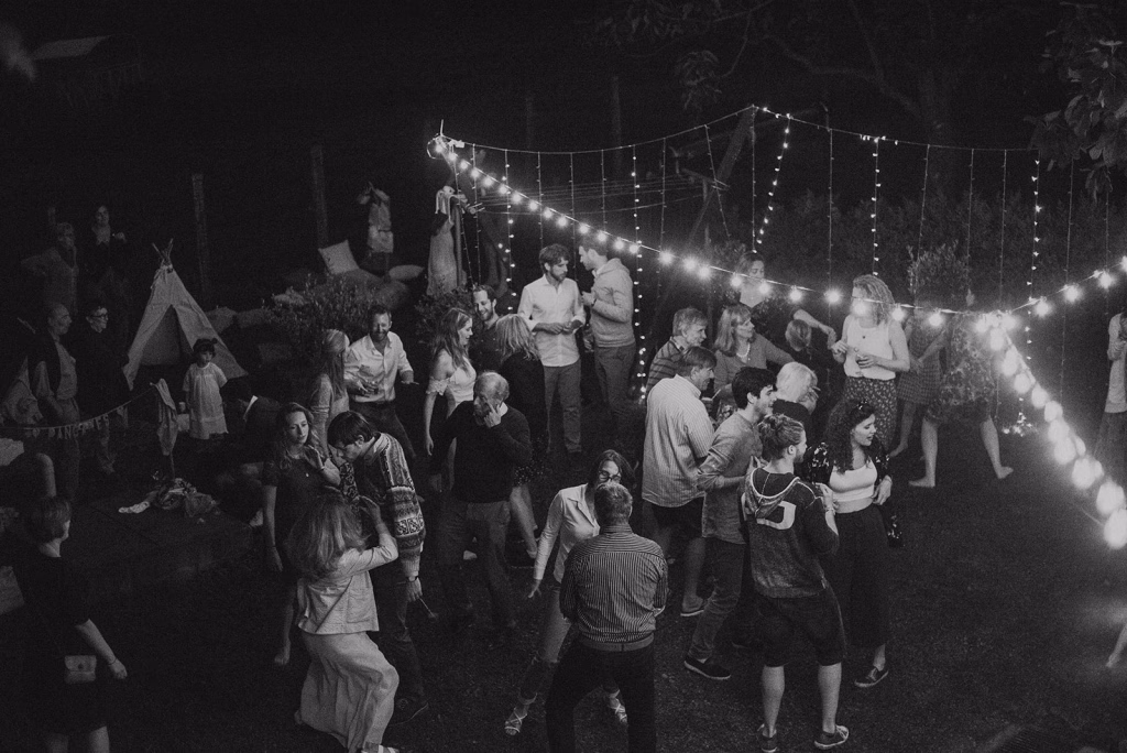 Hochzeit im Garten unter Girlanden
