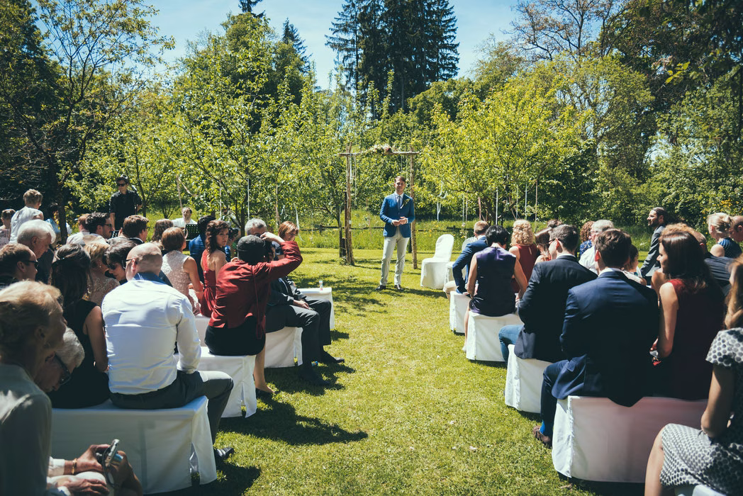 Hochzeit im Frühling auf Gut Sonnenhausen in Glonn | Strauß & Fliege