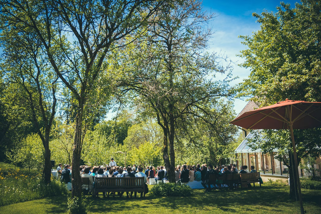 Hochzeit im Frühling auf Gut Sonnenhausen in Glonn | Strauß & Fliege
