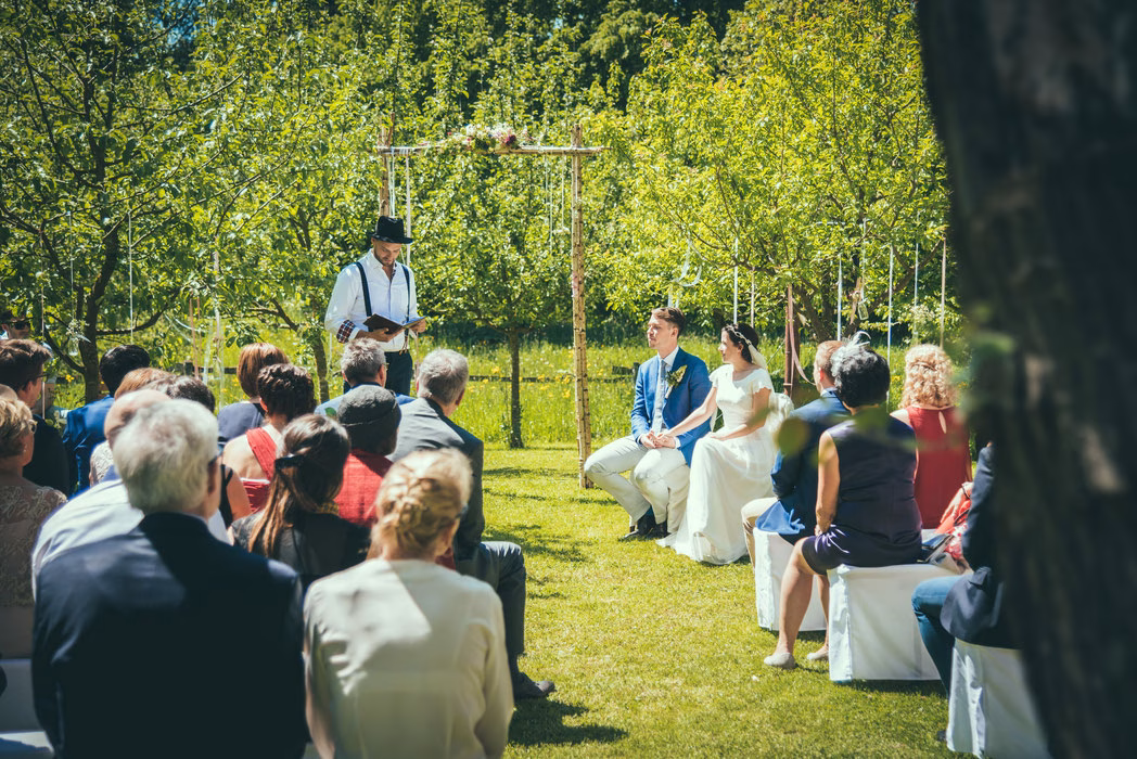 Hochzeit im Frühling auf Gut Sonnenhausen in Glonn | Strauß & Fliege