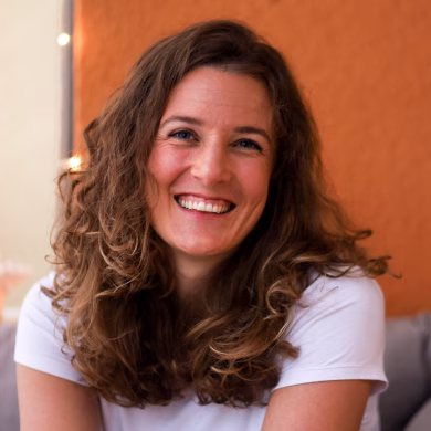 Carolin Imgrund freut sich auf Eure freie Trauung