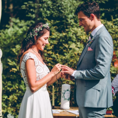 Niko und Sabrina feiern Ihre DIY freie Trauung im Blueland bei Ohlstadt in Bayern