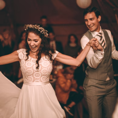 Niko und Sabrina feiern Ihre DIY freie Trauung im Blueland bei Ohlstadt in Bayern. Die Musik zur freien Trauung kam vom Bräutigam selbst