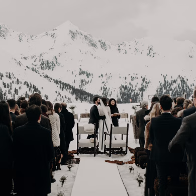 Traumhafte Zeremonie bei einer Winterhochzeit in den Bergen