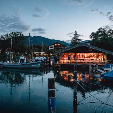 Bootshaus und Steg am See als Hochzeitslocation | Stra