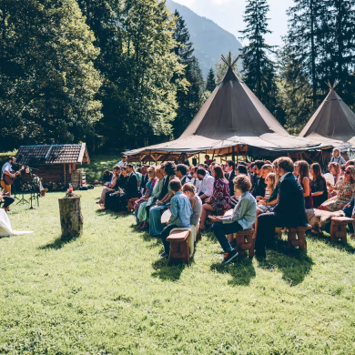 Niko und Sabrina feiern Ihre DIY freie Trauung im Blueland bei Ohlstadt in Bayern