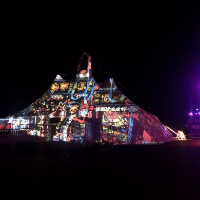 Freie Trauung im Zelt mit Leinwandprojektion bei Nacht