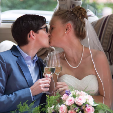 Braut und Braut küssen sich nach der queeren Hochzeit