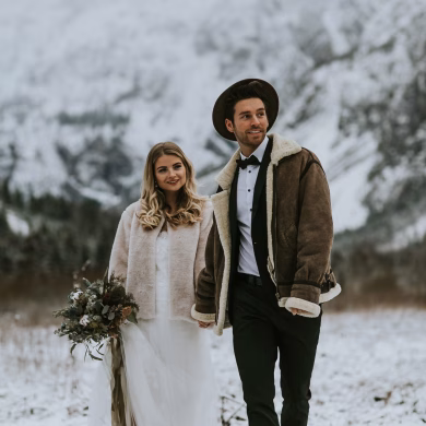 Brautpaar in verschneiten Bergen heiratet noch spontan in 2020