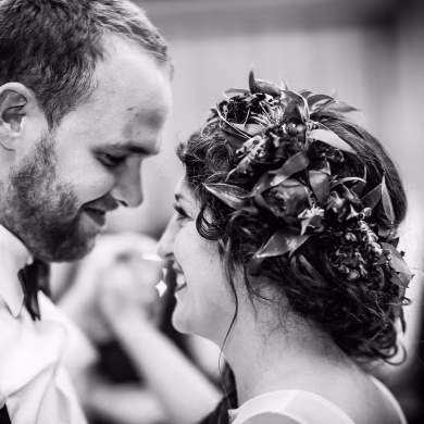 Erster Tanz von Hochzeitspaar in München | Strauß & Fliege