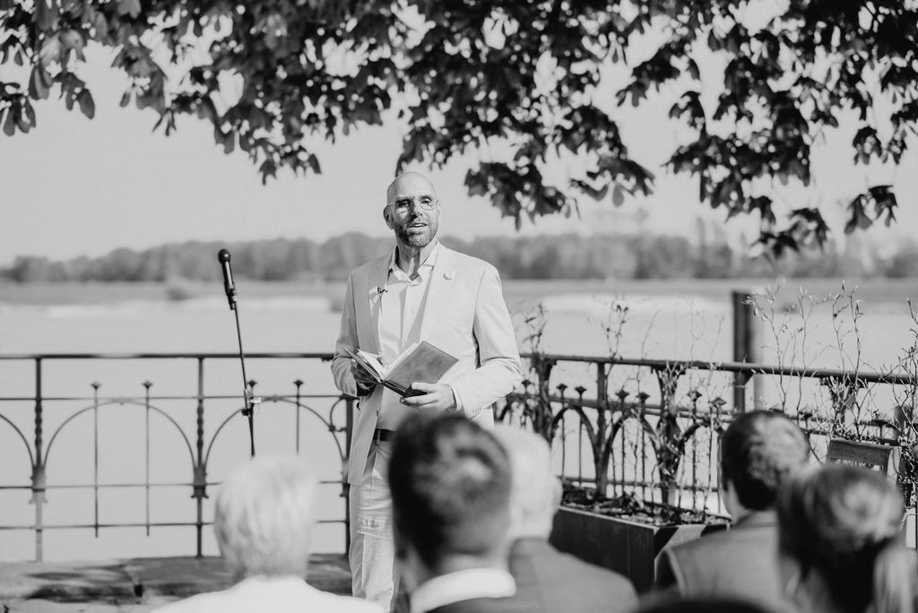 Trauredner Kjel Fiedler bei einer Freien Trauung am Wasser in Hamburg