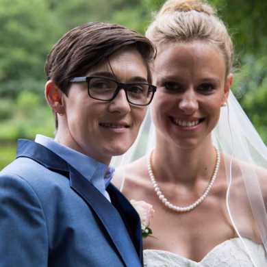 Braut und Braut nach der queeren Hochzeit - Ehe für Alle