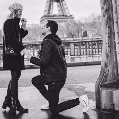 Heiratsantrag unter dem Eifelturm in Paris