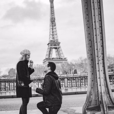 Heiratsantrag unter dem Eifelturm in Paris