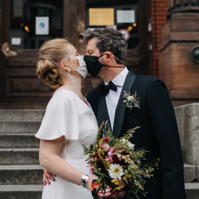 Corona Hochzeit Berlin mit Strauß & Fliege Traurednerin Juliane