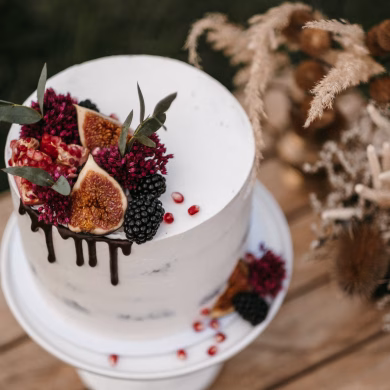 Wunderschöne moderne Hochzeitstorte mit Früchten