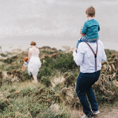 Brautpaar und Trauredner wandern zur Strandzeremonie | Strauß & Fliege